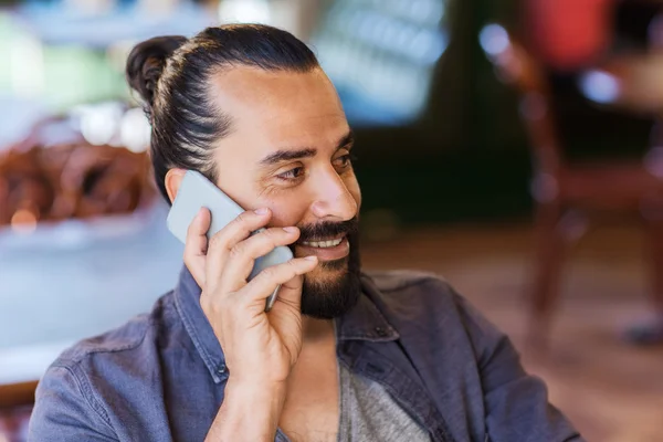 Glücklicher Mann telefoniert mit Smartphone — Stockfoto