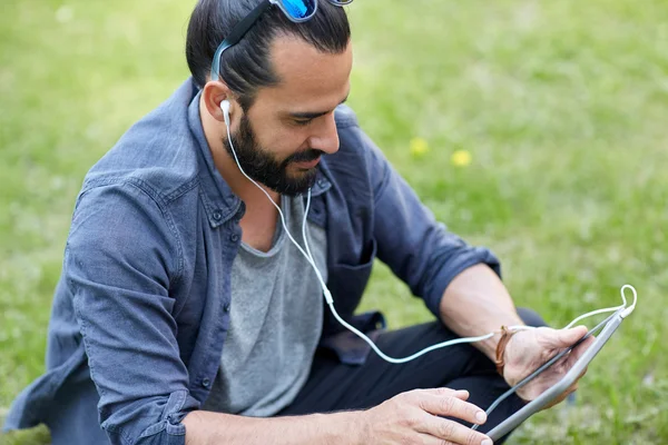 Hombre con auriculares y tableta PC —  Fotos de Stock