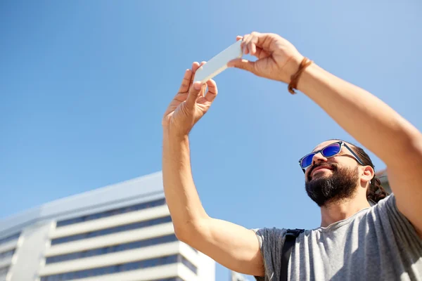 Hombre tomando vídeo o selfie por teléfono inteligente — Foto de Stock