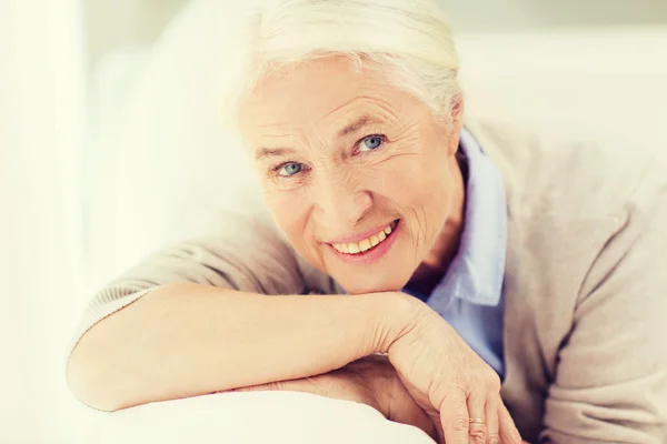 Felice donna anziana faccia a casa — Foto Stock