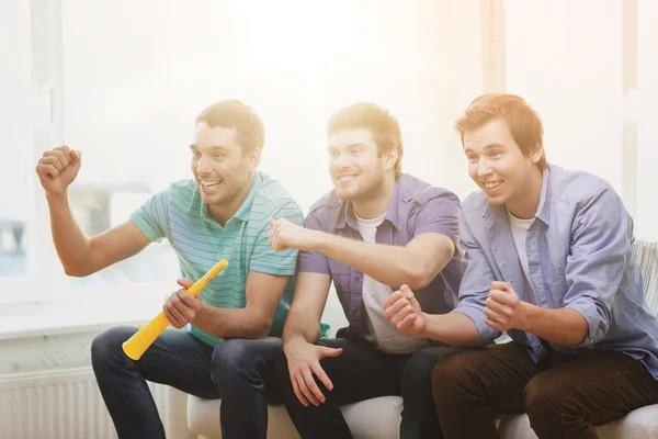 Feliz macho amigos con vuvuzela viendo deportes — Foto de Stock