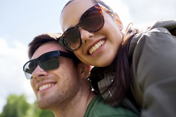 Lyckliga paret ha roligt utomhus — Stockfoto