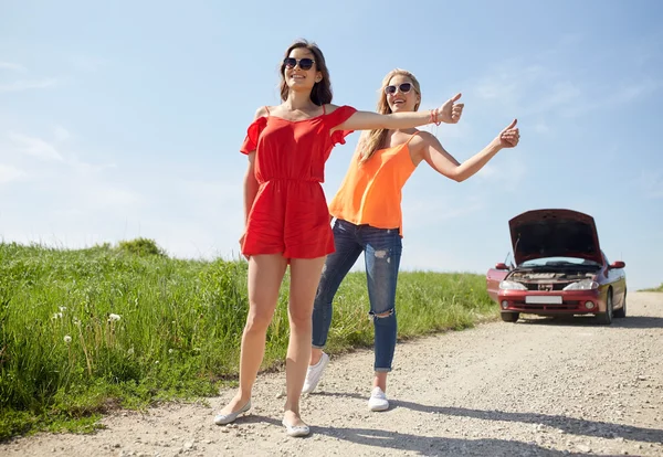 Mujeres con coche roto autostop en el campo —  Fotos de Stock