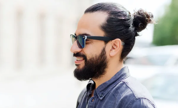 Felice uomo sorridente con la barba sulla strada della città — Foto Stock