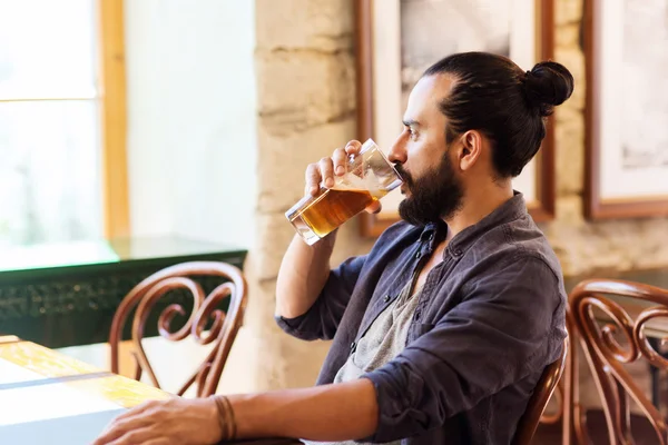 幸せな男でビールを飲みながらバーやパブ — ストック写真