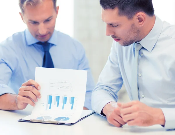 Empresarios con cuaderno sobre reunión — Foto de Stock