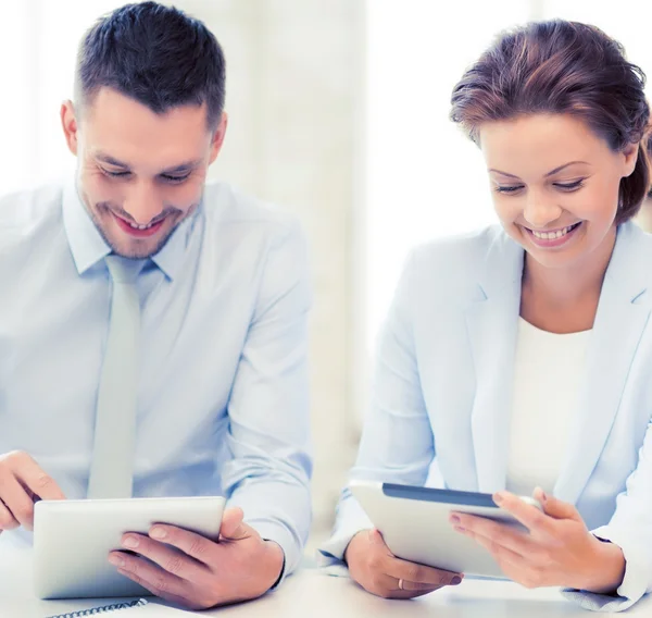 Equipe de negócios trabalhando com tablet pcs no escritório — Fotografia de Stock