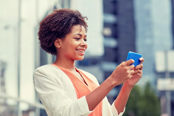 Счастливая африканская деловая женщина со смартфоном — стоковое фото