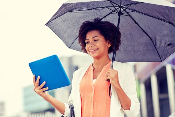 Empresária com guarda-chuva e tablet pc na cidade — Fotografia de Stock