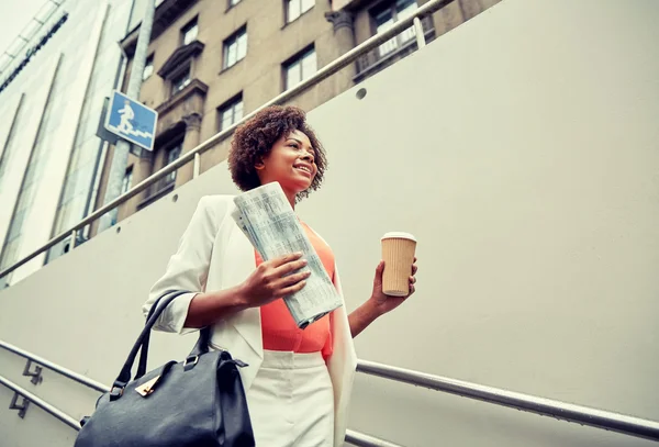 Feliz mujer de negocios africana con café en la ciudad —  Fotos de Stock