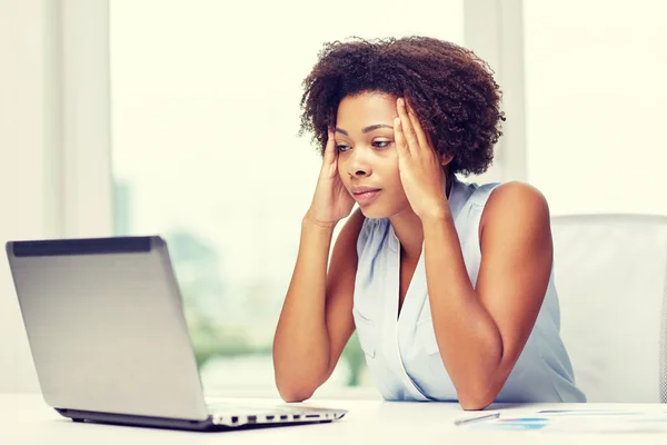 African woman with laptop at office — Stock Photo, Image