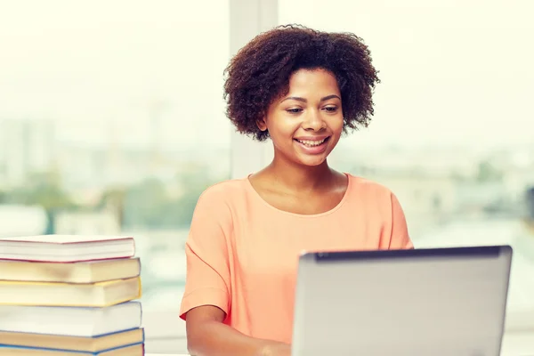 Mulher americana africana feliz com laptop em casa — Fotografia de Stock