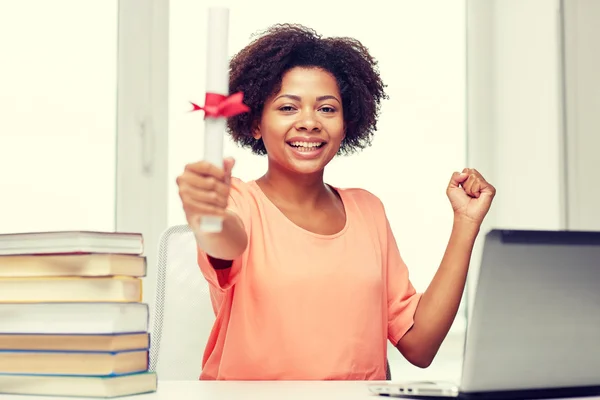 Mujer africana feliz con el ordenador portátil, libros y diploma —  Fotos de Stock