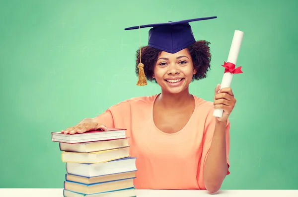 Szczęśliwy licencjat Afryki Dziewczyna z książek i dyplom — Zdjęcie stockowe