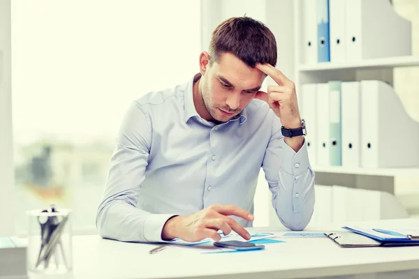 Närbild på affärsman med smartphone — Stockfoto