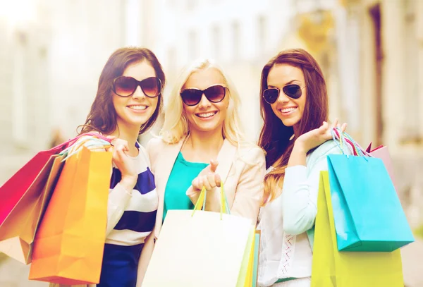 Chicas con bolsas de compras en ctiy — Foto de Stock