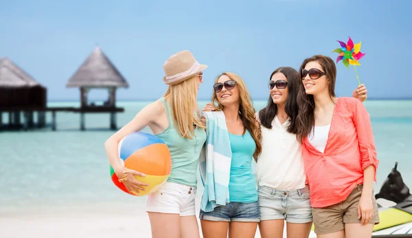 Lachende meisjes in tinten plezier op het strand — Stockfoto