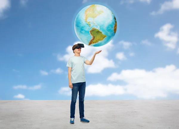 Happy man in virtual reality headset or 3d glasses — Stock Photo, Image