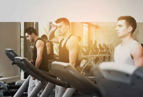 群男人在健身房的跑步机上锻炼 — 图库照片