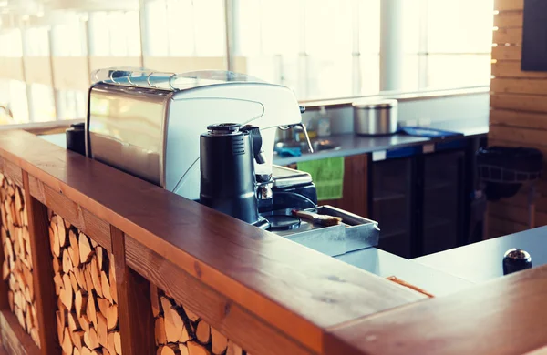 Nahaufnahme der Kaffeemaschine an der Bar oder im Restaurant Stockbild