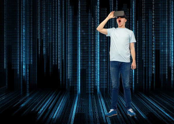 Hombre en auriculares de realidad virtual o gafas 3d Imagen de stock