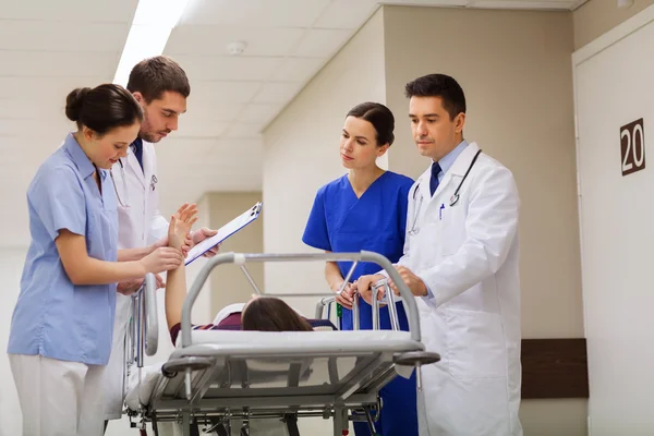 Medics met vrouw op ziekenhuis gurney bij noodgevallen — Stockfoto