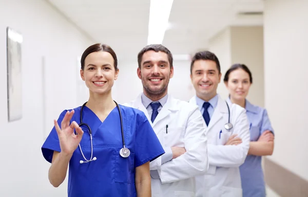 Groep gelukkig medics of artsen in het ziekenhuis — Stockfoto