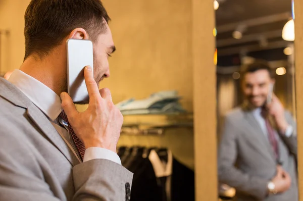 Zblízka muže volá na mobil v obchodě — Stock fotografie