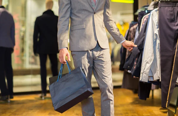 Close up van man met boodschappentassen in winkel — Stockfoto