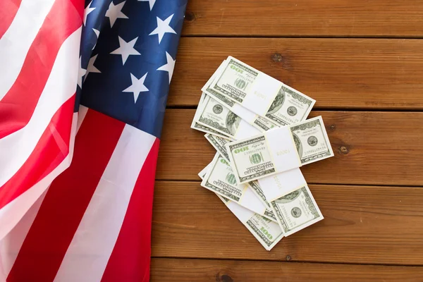 Amerikan bayrağı ve dolar nakit para yakın çekim — Stok fotoğraf