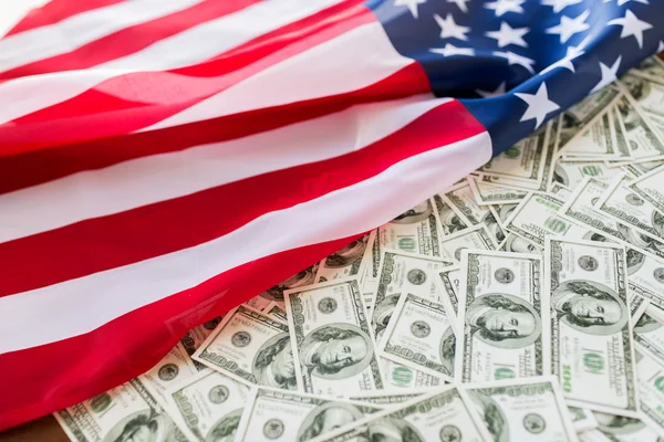 Primer plano de la bandera americana y dinero en efectivo en dólares — Foto de Stock