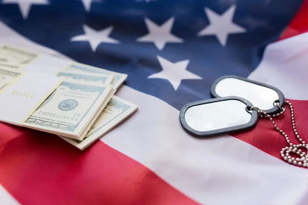 Amerikaanse vlag, dollar geld en militaire badges — Stockfoto