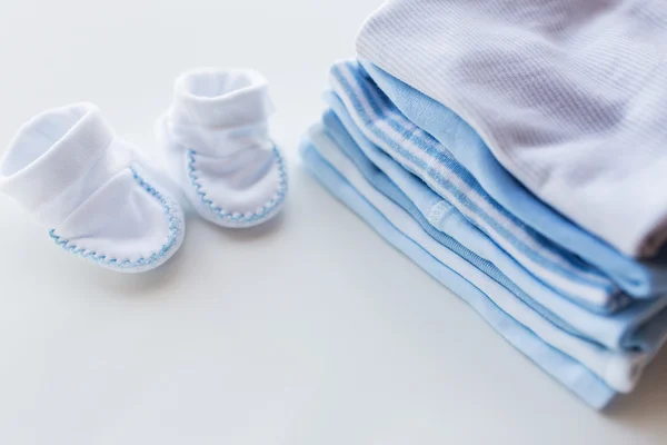 Close up van de kleren van de jongens van de baby voor pasgeboren op tafel — Stockfoto