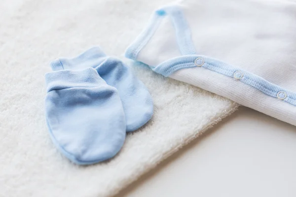 Primer plano de la ropa de los niños del bebé para el recién nacido en la mesa —  Fotos de Stock