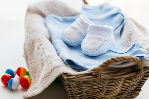 Primer plano de ropa de bebé para el niño recién nacido en la cesta — Foto de Stock