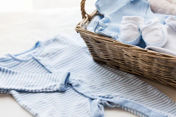 Nahaufnahme von Babykleidung für neugeborenen Jungen im Korb — Stockfoto