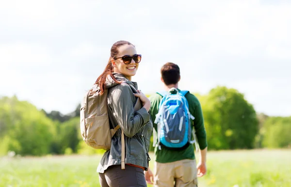 Gelukkige paar met rugzakken buiten wandelen — Stockfoto