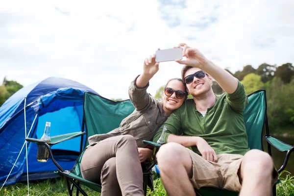 Par resenärer med selfie av smartphone — Stockfoto