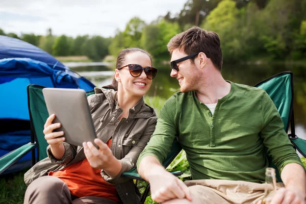 Feliz pareja con la tableta PC en la tienda de campaña —  Fotos de Stock