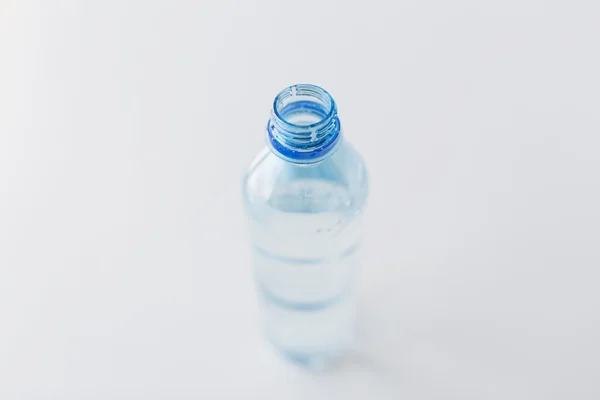 Fermer la bouteille avec de l'eau potable sur la table — Photo