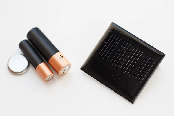 Primer plano de las baterías alcalinas y la célula solar — Foto de Stock