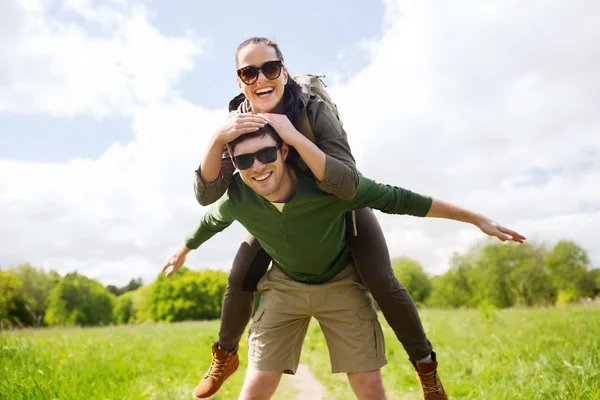 Glückliches Paar mit Rucksäcken, die Spaß im Freien haben — Stockfoto