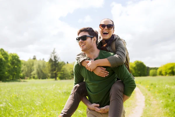 Glückliches Paar mit Rucksäcken, die Spaß im Freien haben — Stockfoto