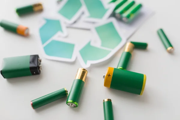 Primer plano de las baterías y símbolo de reciclaje verde — Foto de Stock