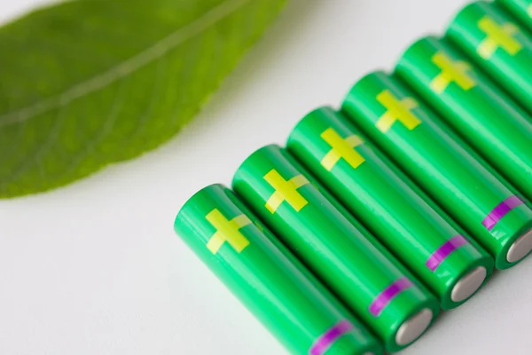 Nahaufnahme grüner Alkaline-Batterien — Stockfoto