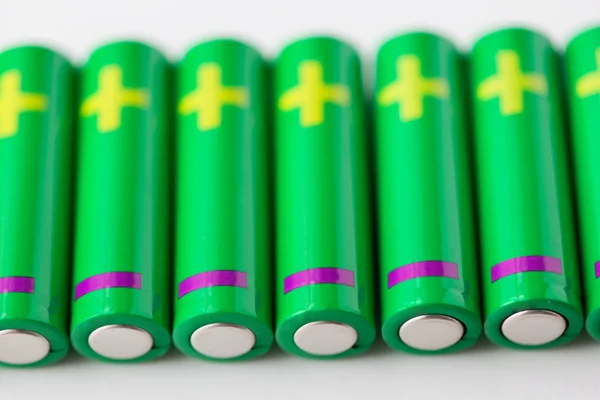 Primer plano de las baterías alcalinas verdes — Foto de Stock