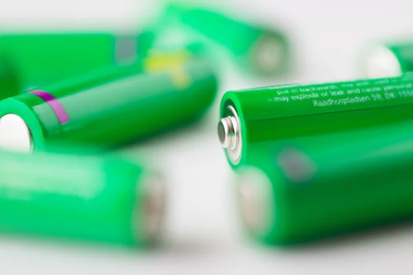 Nahaufnahme grüner Alkaline-Batterien — Stockfoto