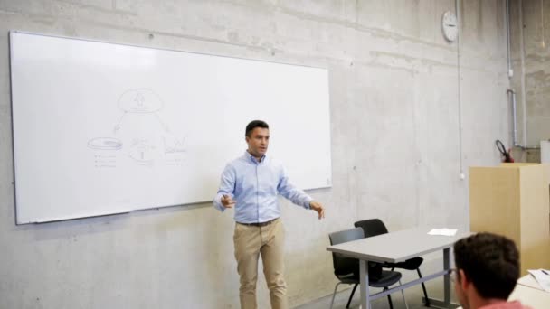 Teacher at white board and students on lecture — Stock Video