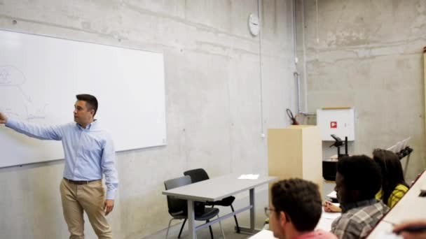 Profesor o profesor en la pizarra blanca en la sala de conferencias — Vídeos de Stock