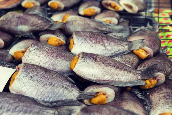 Pescado relleno o mariscos en el mercado callejero asiático —  Fotos de Stock